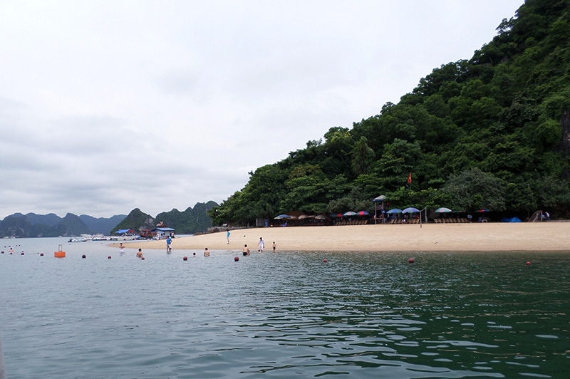 Thưởng ngoạn vẻ đẹp và không gian yên bình trên đảo Ti Tốp