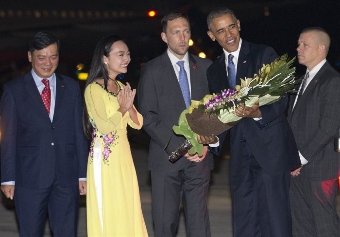 nhung hinh anh dau tien cua tong thong obama tai ha noi