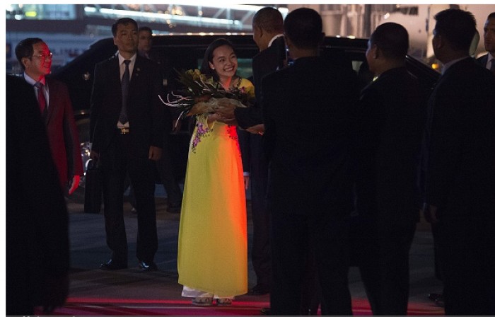 nhung hinh anh dau tien cua tong thong obama tai ha noi