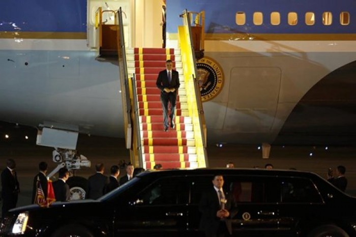 nhung hinh anh dau tien cua tong thong obama tai ha noi