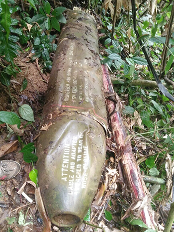 nguoi dan phat hien qua bom dai 3m trong rung