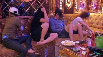Long An: Bắt quả tang hàng chục khách sử dụng ma túy trong quán karaoke