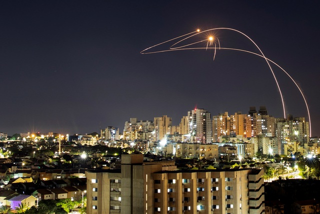 Hamas trút mưa tên lửa, Thủ tướng Israel dọa giáng đòn khốc liệt - 2