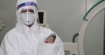 Bữa ăn đầu đời đặc biệt của bé sơ sinh có mẹ hôn mê vì Covid-19