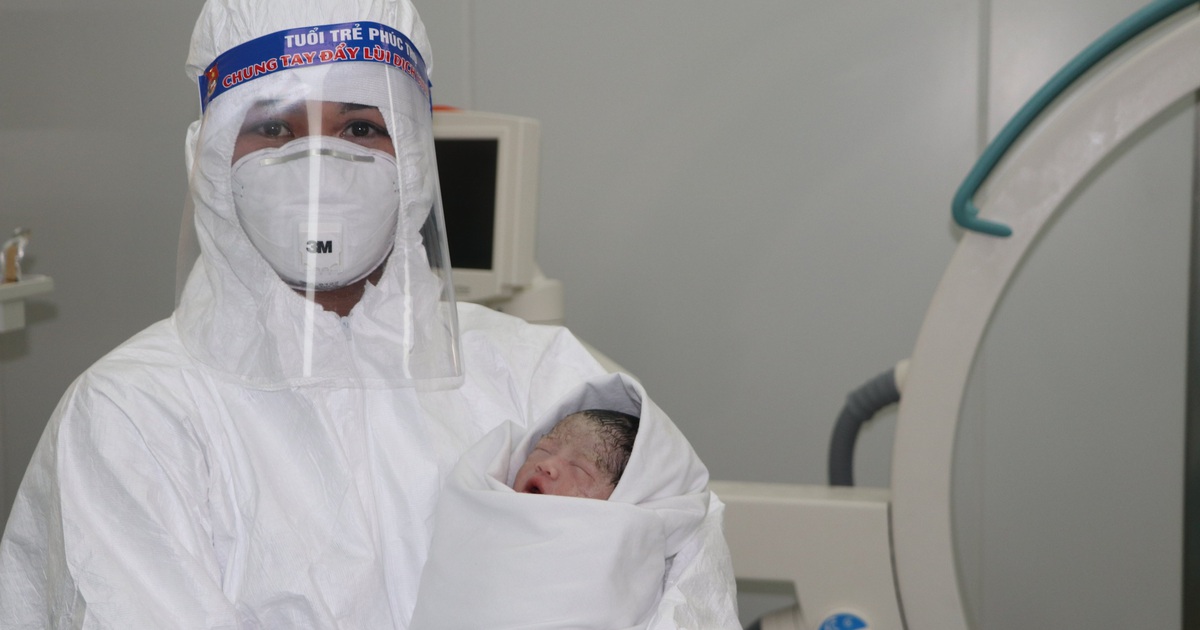 Bữa ăn đầu đời đặc biệt của bé sơ sinh có mẹ hôn mê vì Covid-19