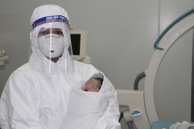 Bữa ăn đầu đời đặc biệt của bé sơ sinh có mẹ hôn mê vì Covid-19 - 2 Bữa ăn đầu đời đặc biệt của bé sơ sinh có mẹ hôn mê vì Covid-19 - 2