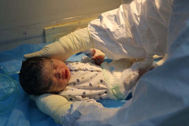 Bữa ăn đầu đời đặc biệt của bé sơ sinh có mẹ hôn mê vì Covid-19 - 4 Bữa ăn đầu đời đặc biệt của bé sơ sinh có mẹ hôn mê vì Covid-19 - 4