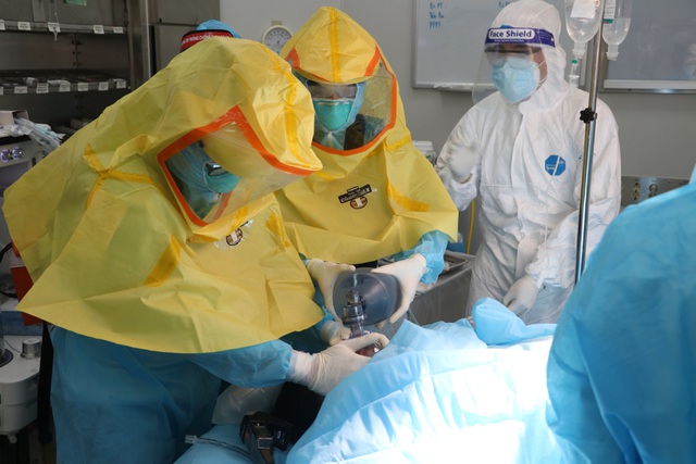 Bữa ăn đầu đời đặc biệt của bé sơ sinh có mẹ hôn mê vì Covid-19 - 1 Bữa ăn đầu đời đặc biệt của bé sơ sinh có mẹ hôn mê vì Covid-19 - 1