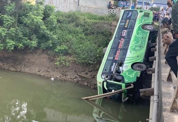 Xe khách lao đầu xuống sông, hành khách đập cửa bò ra ngoài