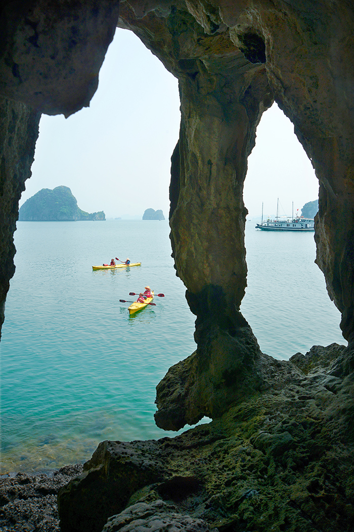 Chèo kayak khám phá vịnh Hạ Long