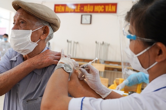 Bao lâu sau tiêm vaccine Covid-19 miễn dịch sẽ suy giảm?
