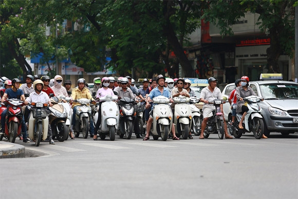 Dừng đèn đỏ nghe Luật Giao thông