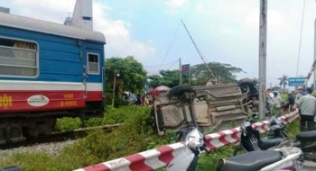 Ôtô bị đâm lật nghiêng khi vượt tàu hỏa