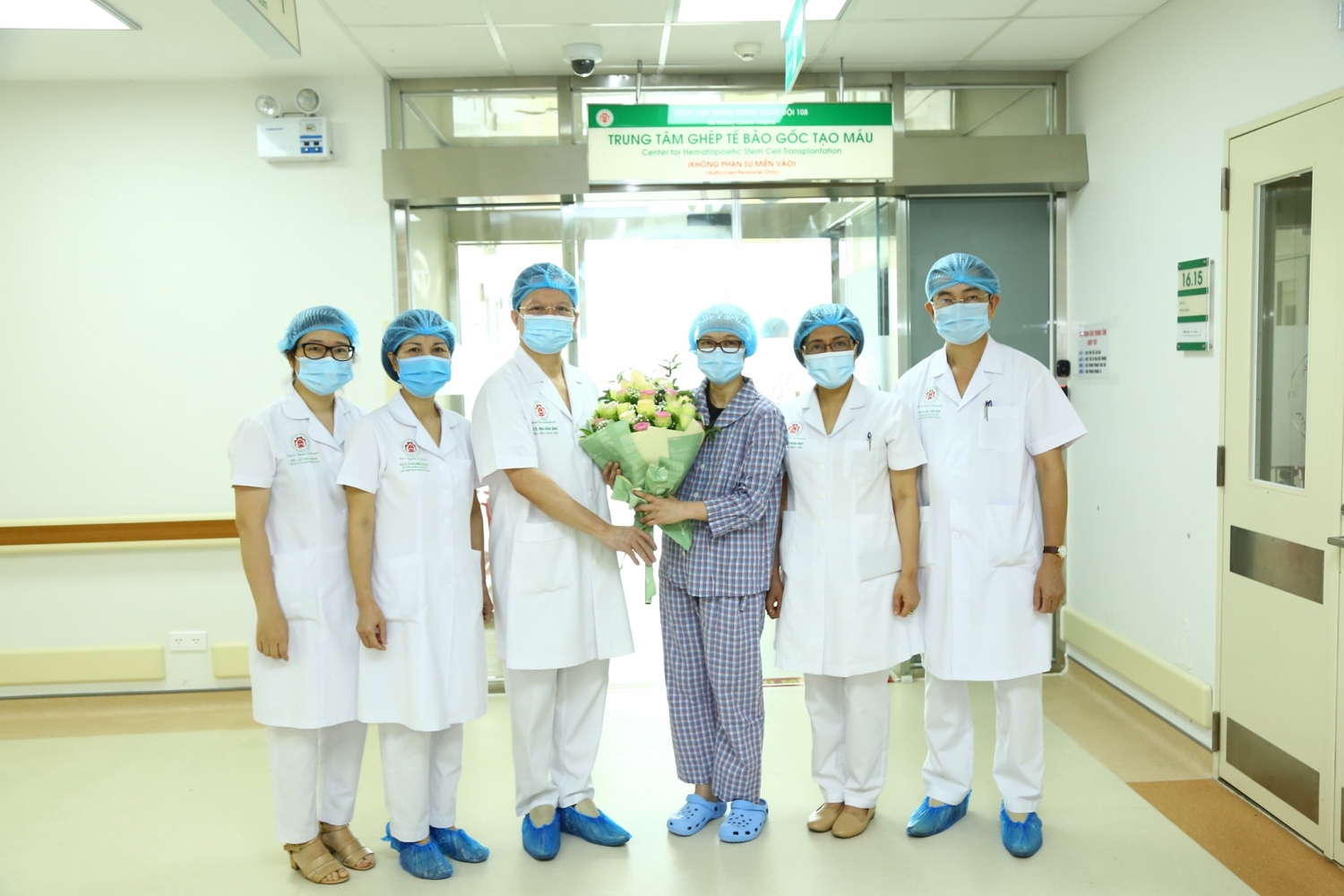 Bệnh nhân N.T.V.A xuất viện trong niềm vui mừng của các y, bác sĩ BV Trung ương quân đội 108.