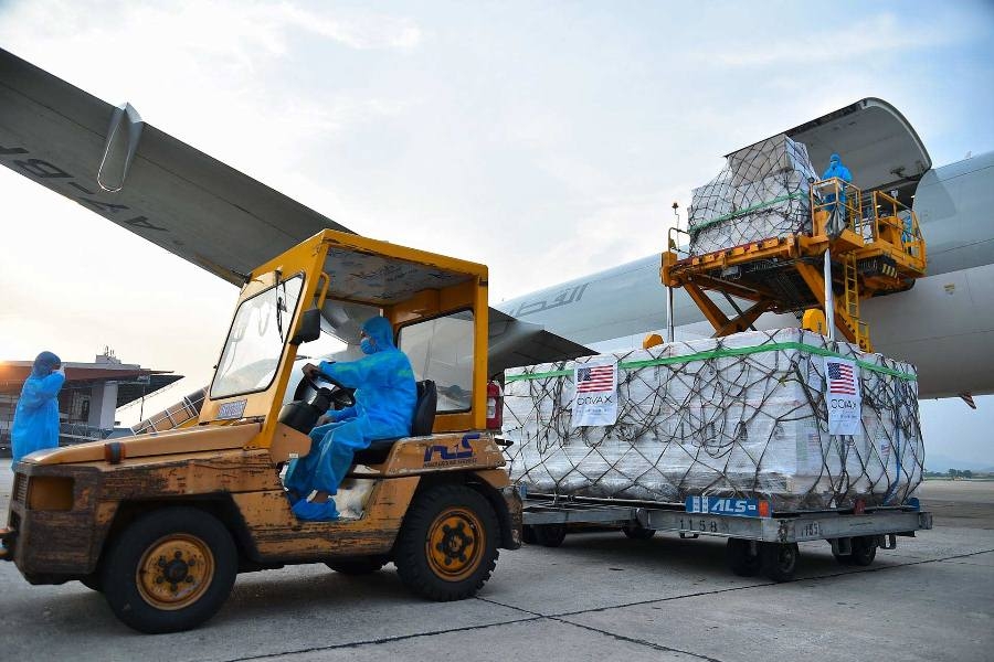 Việt Nam tiếp nhận hơn 1,5 triệu liều vắc xin Moderna tại sân bay Nội Bài