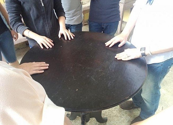 Sự thật đằng sau chiếc bàn tự xoay Đà Lạt Sự thật đằng sau chiếc bàn tự xoay Đà Lạt