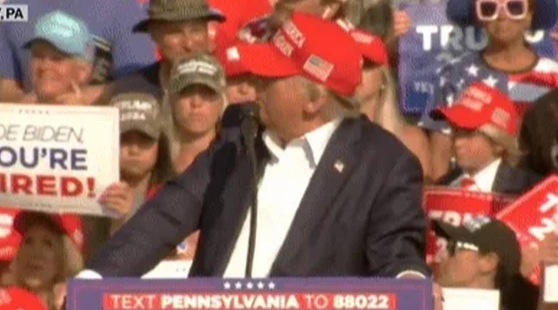 Tay súng bắn tỉa trèo lên mái nhà tấn công ông Trump