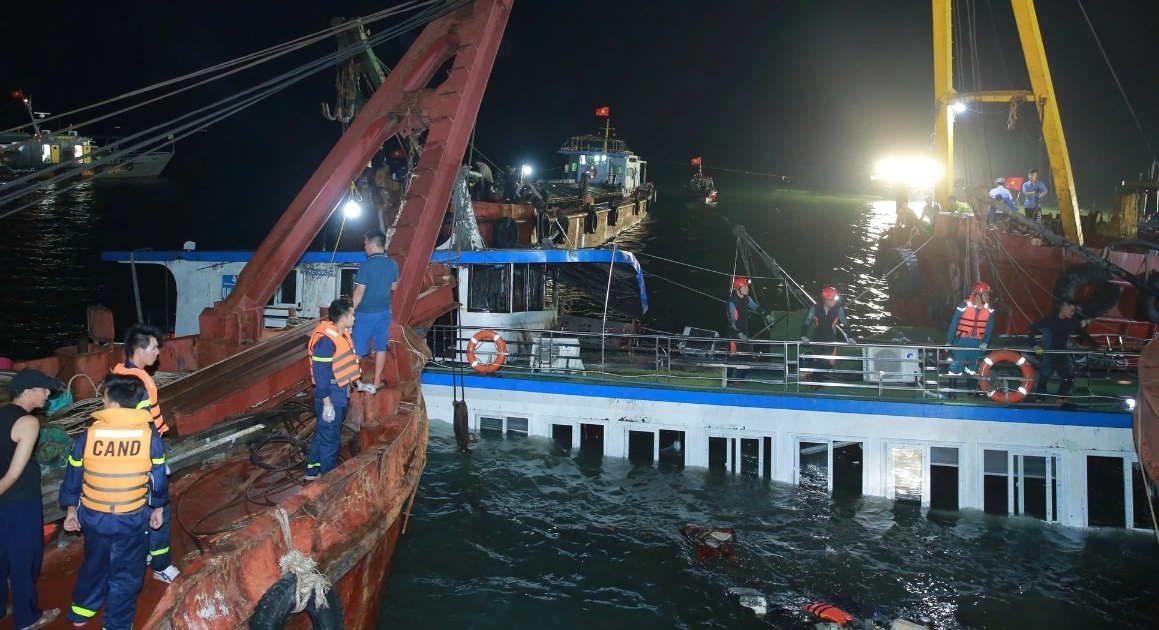 1.000 người chạy đua ứng cứu, tìm kiếm 49 nạn nhân vụ lật tàu ở Quảng Ninh