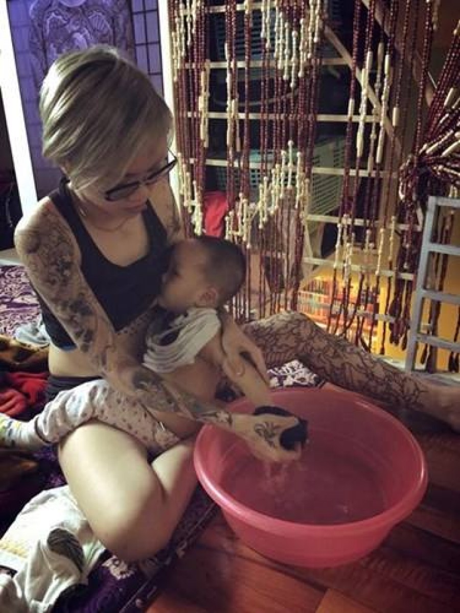 Muôn kiểu cho con... bú