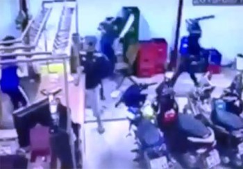 Nhóm côn đồ mang cả bao hung khí đi chém nhân viên quán karaoke