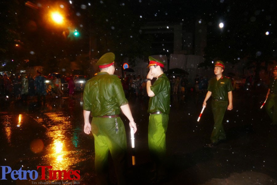 mot-so-hinh-anh-buoi-tong-duyet-duoi-mua-2