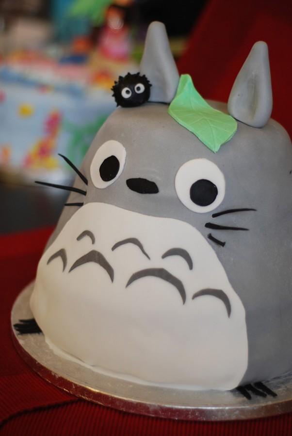 tao-hinh-totoro-de-thuong-tren-banh-ngot-12
