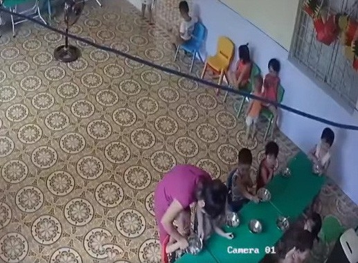 Hà Nội: Sa thải giáo viên nhồi nhét và đánh trẻ mầm non trong giờ ăn