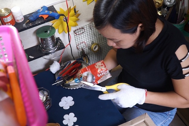 gap nu hoa si khien lon bia no hoa sen