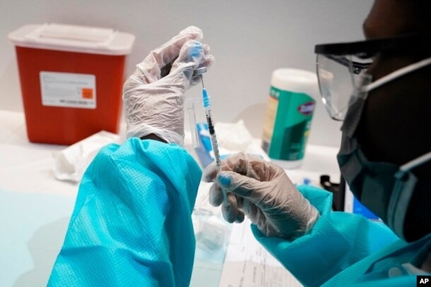 Mỹ: Khuyến cáo người dân vẫn nên đeo khẩu trang dù đã tiêm chủng