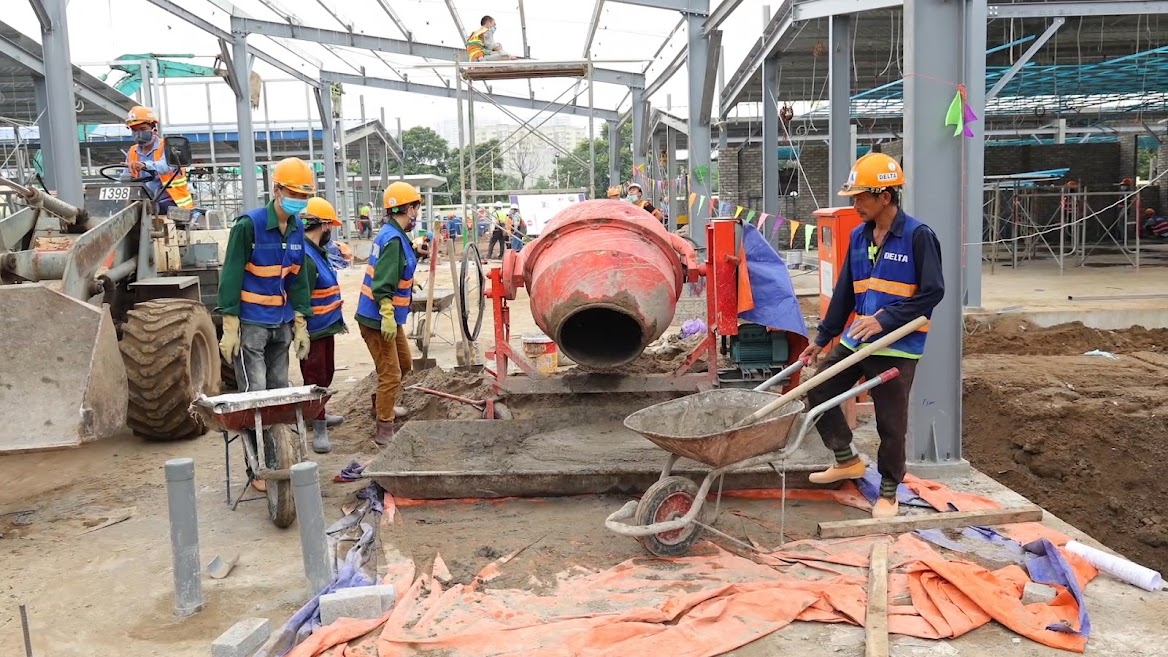 Cận cảnh công trường xây dựng bệnh viện dã chiến điều trị Covid-19 tại Hà Nội