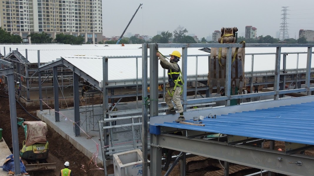 Cận cảnh công trường xây dựng bệnh viện dã chiến điều trị Covid-19 tại Hà Nội