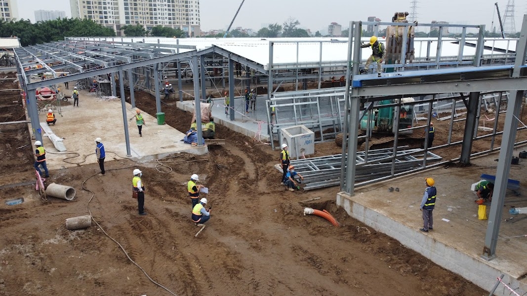 Cận cảnh công trường xây dựng bệnh viện dã chiến điều trị Covid-19 tại Hà Nội