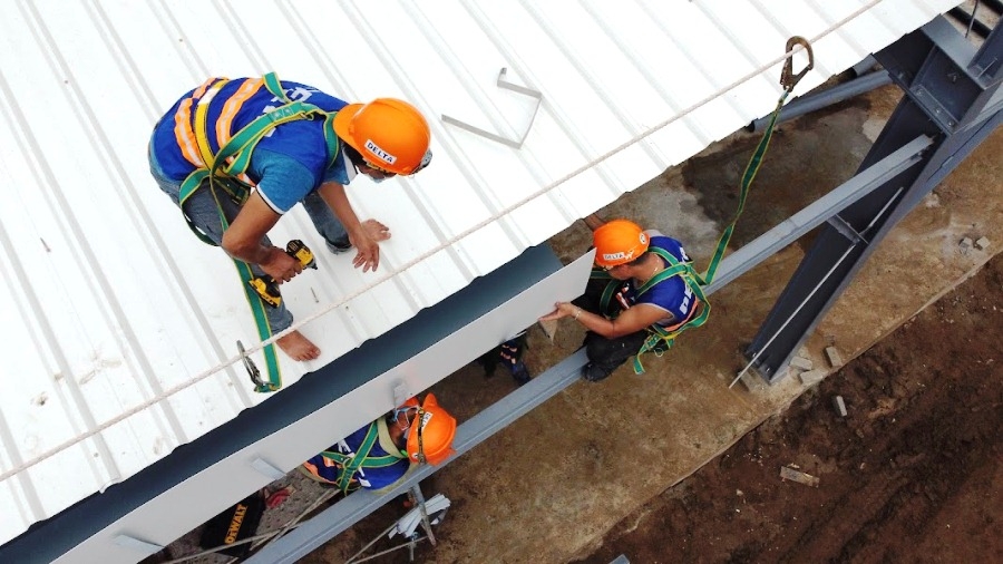 Cận cảnh công trường xây dựng bệnh viện dã chiến điều trị Covid-19 tại Hà Nội
