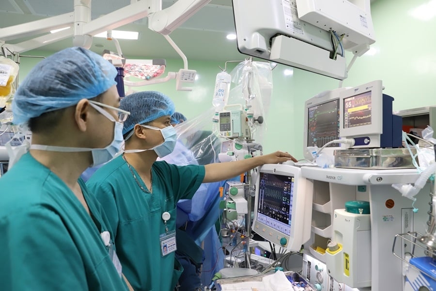 Các bác sĩ theo dõi chỉ số sinh tồn của bệnh nhi trong phẫu thuật. Ảnh: VGP/Khánh Chi