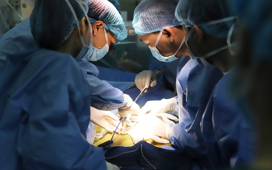 Lần đầu tiên tại Việt Nam: Ghép gan cho bé gái ung thư giai đoạn cuối