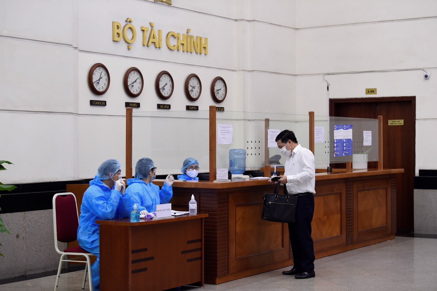 Bộ Tài chính yêu cầu cán bộ, nhân viên trong ngành nghiêm túc thực hiện phòng, chống dịch Covid