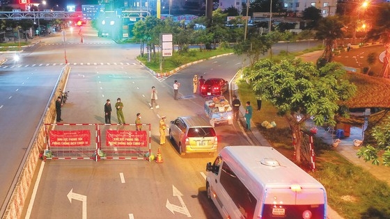 TP HCM: Triệt để giãn cách, siết chặt kiểm soát đi lại; bảo đảm đủ hàng hóa, hỗ trợ 2 triệu gói an sinh