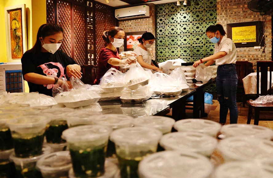 Những suất ăn được chế biến, bảo đảm dinh dưỡng, an toàn vệ sinh thực phẩm trước khi trao tới những hoàn cảnh khó khăn.