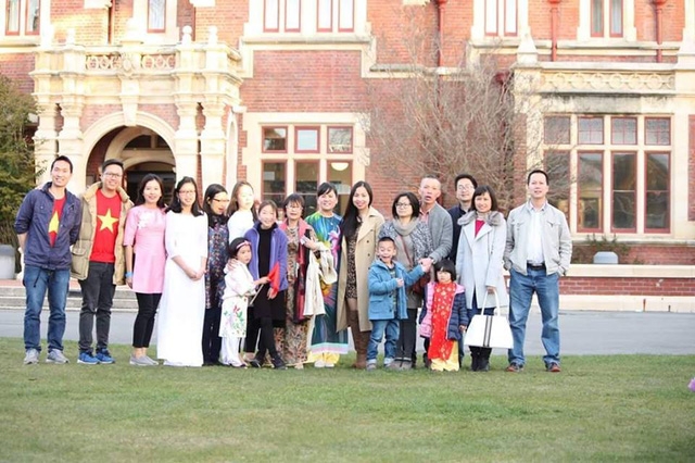 gap go cap vo chong viet dong con chau nhat o christchurch new zealand