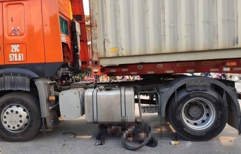 Hải Phòng: Xe container cuốn người đàn ông đi xe đạp vào gầm