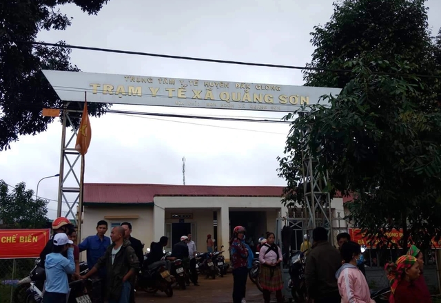 ba chi em ruot bi dien giat thuong vong tren duong cho nhau di hoc