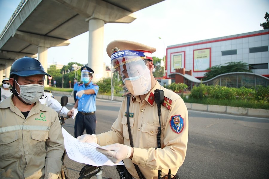 Hà Nội: Ngày đầu thực hiện kiểm soát người ra vào Hà Nội: Ngày đầu thực hiện kiểm soát người ra vào