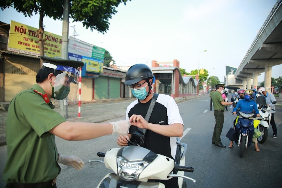 Hà Nội: Ngày đầu thực hiện kiểm soát người ra vào Hà Nội: Ngày đầu thực hiện kiểm soát người ra vào