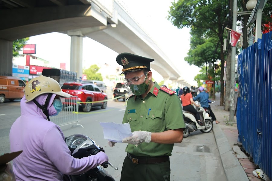 Hà Nội: Ngày đầu thực hiện kiểm soát người ra vào Hà Nội: Ngày đầu thực hiện kiểm soát người ra vào