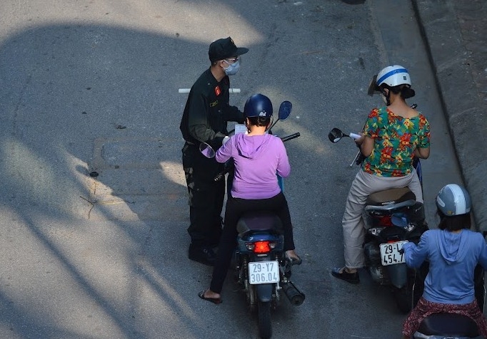 Hà Nội: Ngày đầu thực hiện kiểm soát người ra vào 