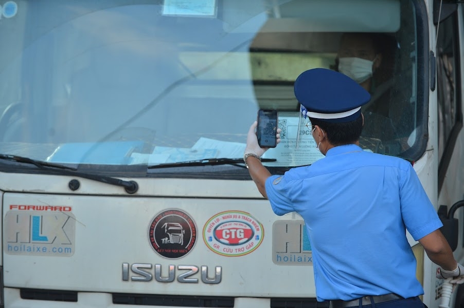Hà Nội: Ngày đầu thực hiện kiểm soát người ra vào Hà Nội: Ngày đầu thực hiện kiểm soát người ra vào