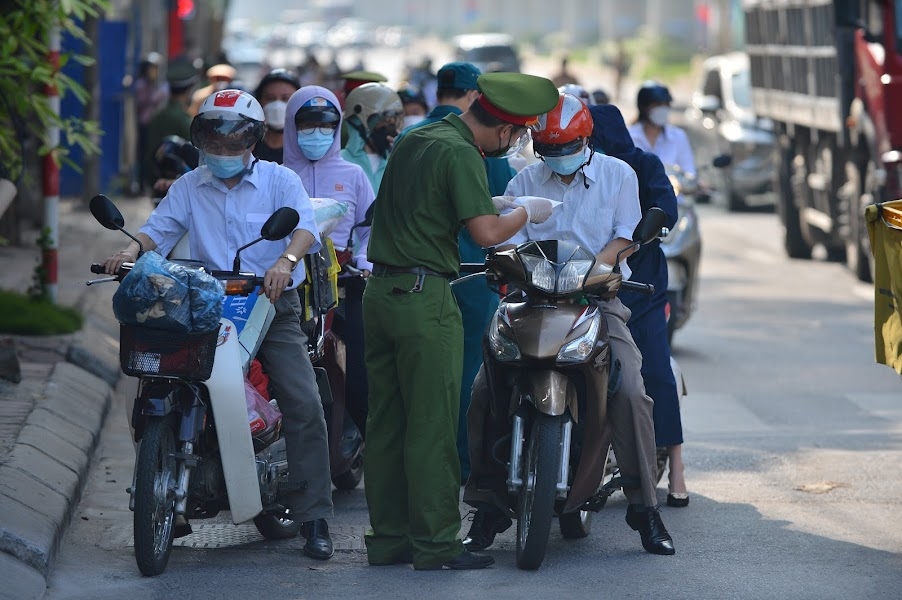 Hà Nội: Ngày đầu thực hiện kiểm soát người ra vào Hà Nội: Ngày đầu thực hiện kiểm soát người ra vào