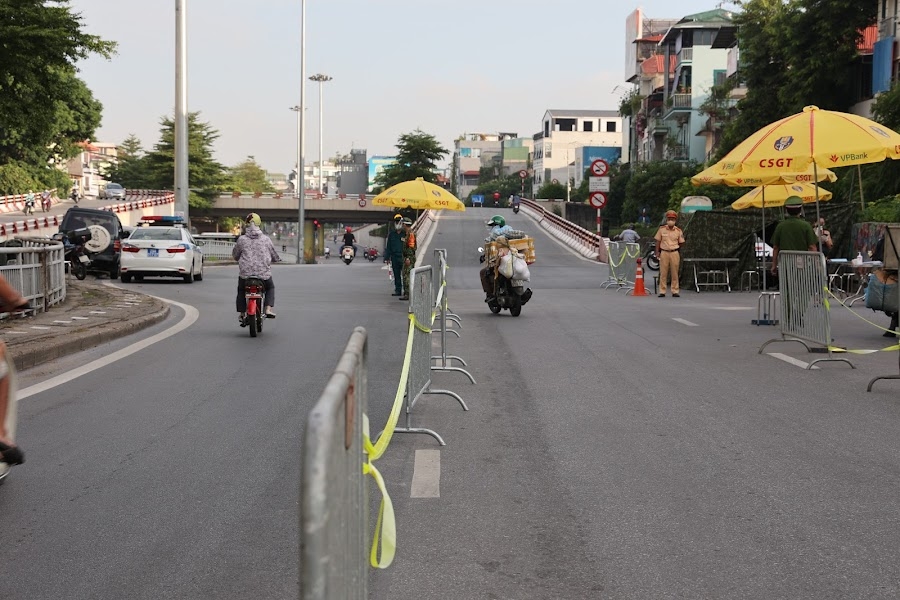 Hà Nội: Siết chặt kiểm soát ra vào “vùng đỏ”