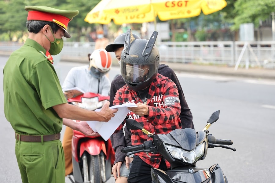 Hà Nội: Siết chặt kiểm soát ra vào “vùng đỏ”
