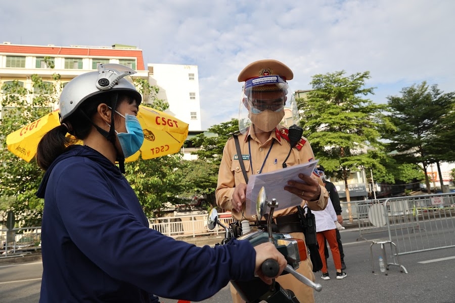 Hà Nội: Siết chặt kiểm soát ra vào “vùng đỏ”